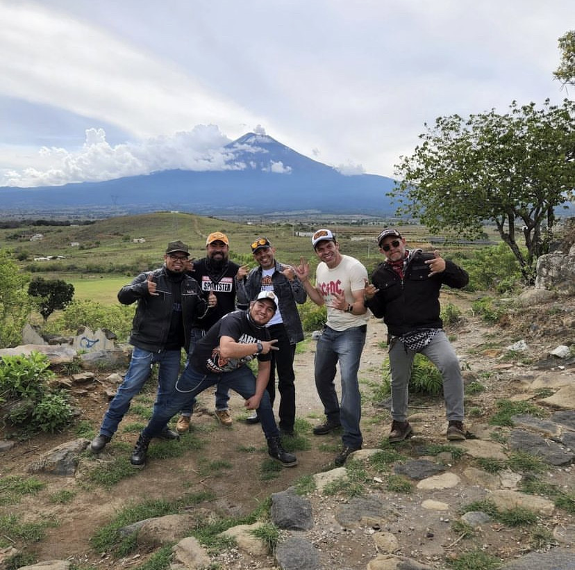 Los primeros seis fundadores de Chilangos RC reunidos frente a la montaña